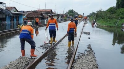 Petugas PT KAI Daop 4 Semarang saat memperbaiki jalur perlintasan kereta api yang terdampak banjir. Foto: dokumentasi