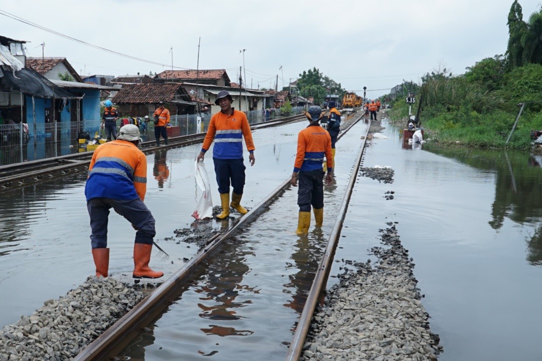 Petugas PT KAI Daop 4 Semarang saat memperbaiki jalur perlintasan kereta api yang terdampak banjir. Foto: dokumentasi