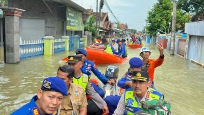 Kapolresta Pati, Kombes Pol Jaka Wahyudi dan jajaran dan Forkopimcam Juwana saat menuju lokasi dapur umum dengan perahu. Foto: dokumentasi