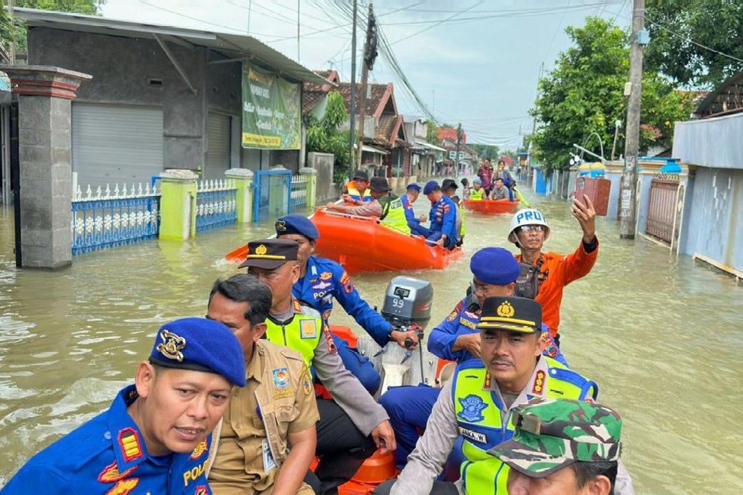 Kapolresta Pati, Kombes Pol Jaka Wahyudi dan jajaran dan Forkopimcam Juwana saat menuju lokasi dapur umum dengan perahu. Foto: dokumentasi
