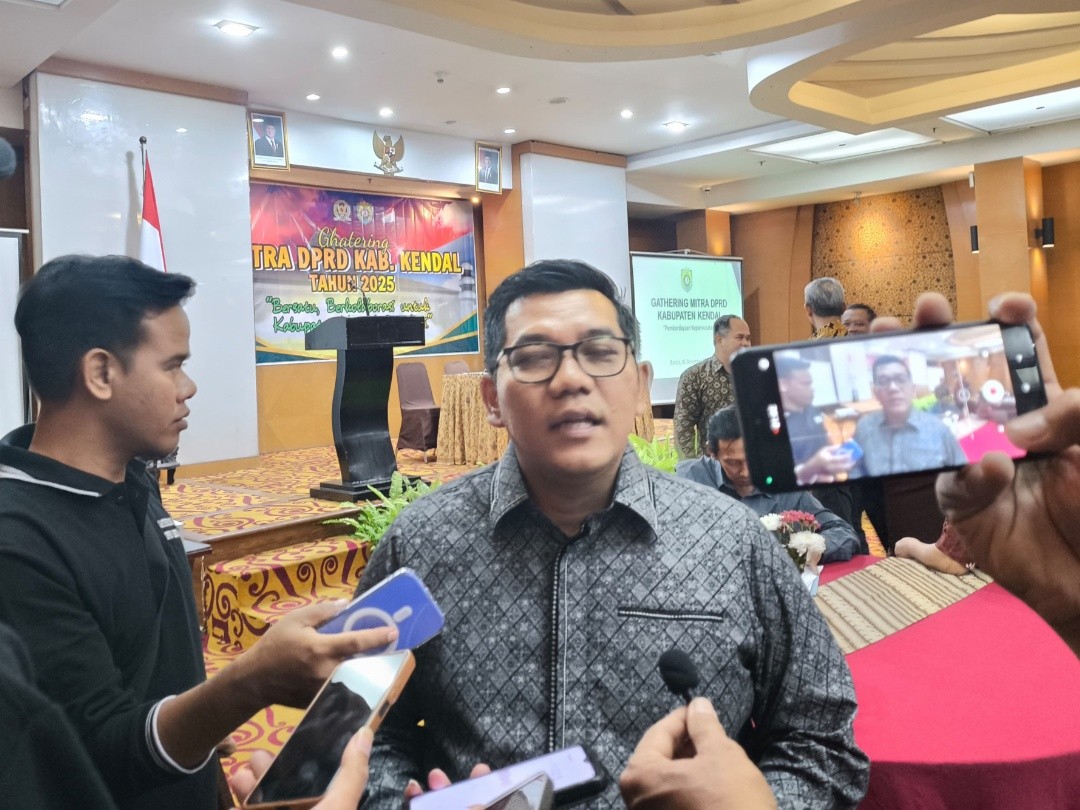Ketua DPRD Kabupaten Kendal, Mahfud Shodiq saat diwawancarai oleh wartawan. Foto: Yoedhi/Lingkar.co