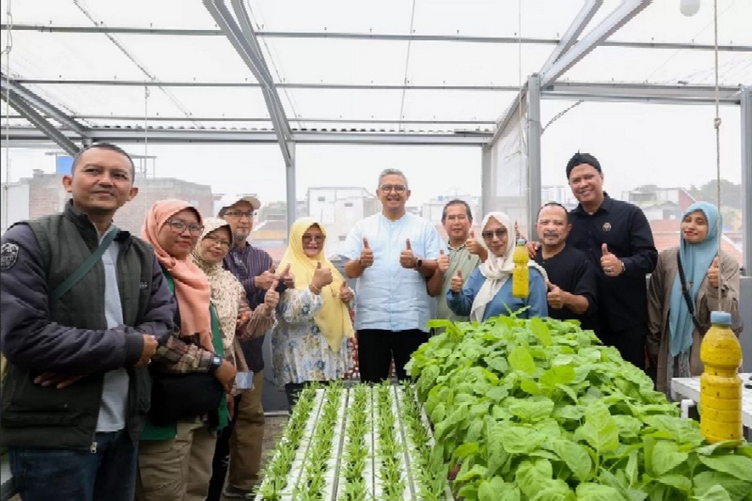 Wali Kota Bandung, Muhammad Farhan saat meninjau lokasi Buruan Sae di RW 09 Kelurahan Babakan Ciparay, Kecamatan Babakan Ciparay, Kota Bandung, Jawa Barat.