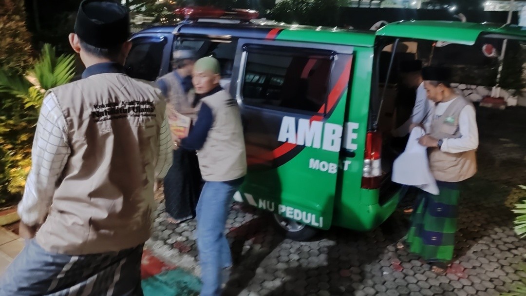 Pengurus PAR NU Kelurahan Wonosari Ngaliyan saat melakukan droping logistik NU Peduli kepada masyarakat terdampak banjir. Foto: dokumentasi/istimewa