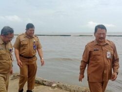 Jaga Lalu Lintas Nelayan, Pemkab Batang Lakukan Normalisasi Muara Sungai Sambong