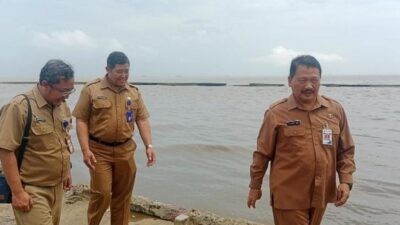 Plt Kepala Dinas Kelautan dan Perikanan (DKP) Batang Agung Wisnu Bharata saat meninjau pengerukan muara Sungai Sambong. Foto: dokumentasi