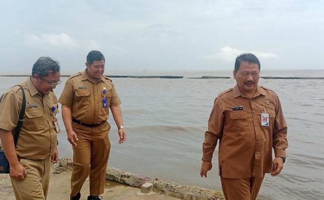 Plt Kepala Dinas Kelautan dan Perikanan (DKP) Batang Agung Wisnu Bharata saat meninjau pengerukan muara Sungai Sambong. Foto: dokumentasi
