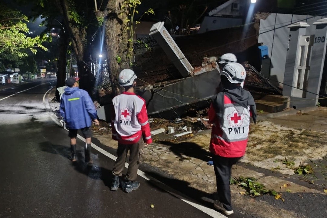 Relawan PMI Kota Semarang saat melakukan asesmen tanah longsor di wilayah Kecamatan Semarang Barat. Foto: dokumentasi