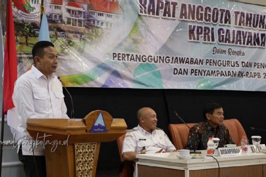 Wali Kota Malang, Wahyu Hidayat, saat menyampaikan sambutan Rapat Anggota Tahunan (RAT) Koperasi Pegawai Republik Indonesia (KPRI) Gajayana di Hotel Pelangi Kota Malang, Jawa Timur, Rabu (21/1/2026). Foto: dokumentasi