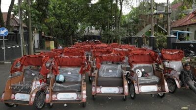 Bantuan 200 unit becak listrik dari Presiden Prabowo kepada para pengemudi becak di halaman Balai Kota Malang, Selasa (20/1/2026). Foto: dokumentasi