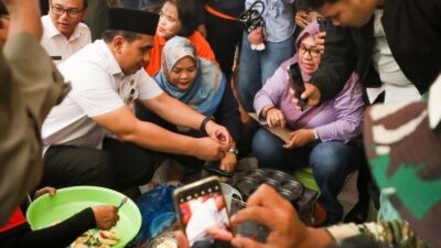 Wakil Gubernur Jawa Tengah Taj Yasin Maimoen saat meninjau pengungsian banjir di Kabupaten Pati, Rabu (21/1/2026).