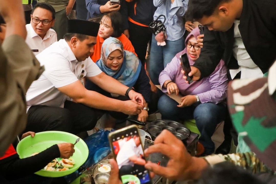 Wakil Gubernur Jawa Tengah Taj Yasin Maimoen saat meninjau pengungsian banjir di Kabupaten Pati, Rabu (21/1/2026).