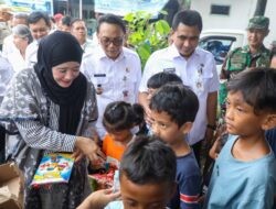 Ning Nawal Bagikan Susu dan Buku untuk Anak-anak Korban Banjir di Pati