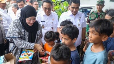 Ketua TP PKK Jawa Tengah, Nawal Arafah Yasin saat memberikan buku dan susu bagi anak-anak korban banjir di balai Desa Bumirejo dan Desa Doropayung kecamatan Juwana