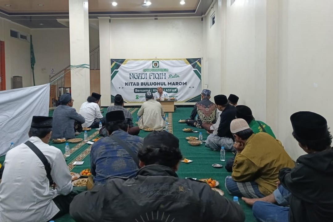 MENGAJI. Suasana kajian kitab kuning yang digelar GPK di kantor DPC PPP Purworejo. Foto: Lukman/Lingkar.co