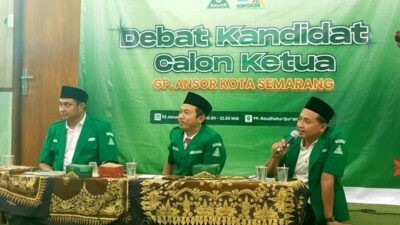 Dari kiri; Abdul Aziz, Masyhudi dan Arif Rahman saat menjalani Debat Kandidat Ketua PC GP Ansor Kota Semarang di Ponpes Raudhatul Qur'an an Nasimiyah Semarang Barat, Kota Semarang, Jum'at (2/1/2026). Foto: Rifqi/Lingkar.co