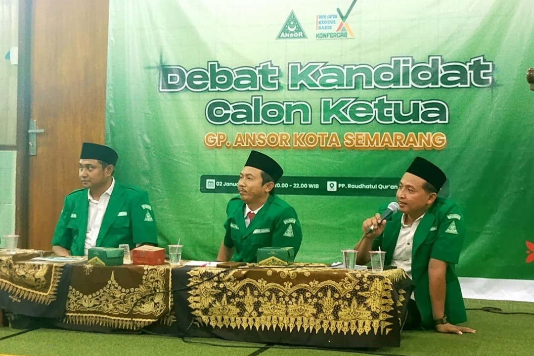 Dari kiri; Abdul Aziz, Masyhudi dan Arif Rahman saat menjalani Debat Kandidat Ketua PC GP Ansor Kota Semarang di Ponpes Raudhatul Qur'an an Nasimiyah Semarang Barat, Kota Semarang, Jum'at (2/1/2026). Foto: Rifqi/Lingkar.co