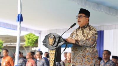 Bupati Jombang, Warsubi saat menyampaikan amanat apel hari kerja pertama di Lapangan Pemkab Jombang, Jumat (2/1/2026) pagi.