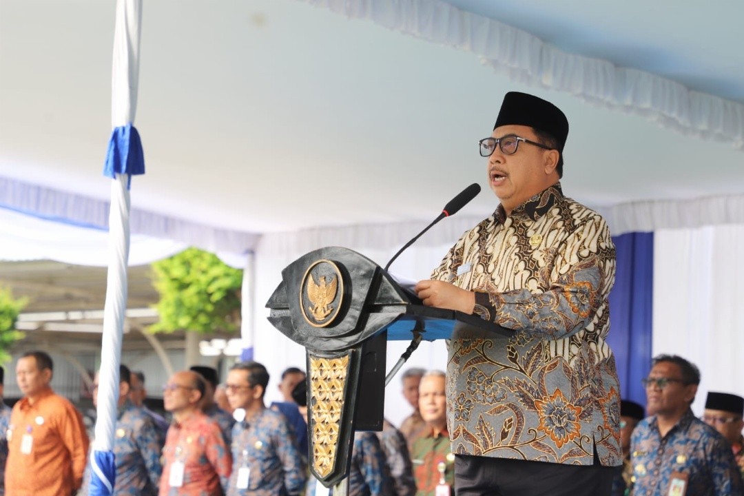Bupati Jombang, Warsubi saat menyampaikan amanat apel hari kerja pertama di Lapangan Pemkab Jombang, Jumat (2/1/2026) pagi.