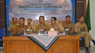Bupati Cilacap Syamsul Auliya Rachman bersama Sekretaris Daerah Sadmoko Danardono, para asisten Sekda, Kepala BPKAD Cilacap Sapta Giri Putra, serta Kepala BKPSDM Bayu Prahara saat menghadiri apel pejabat struktural, fungsional, dan seluruh karyawan Dinas PSDA. Foto: dokumentasi