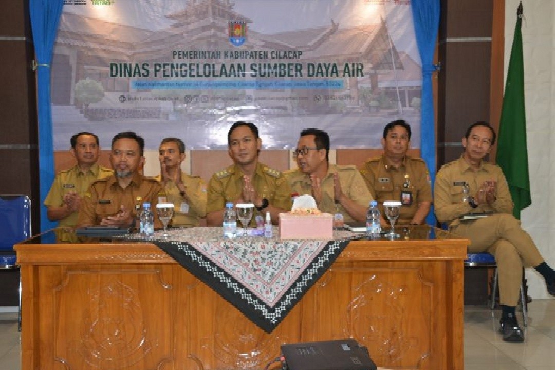 Bupati Cilacap Syamsul Auliya Rachman bersama Sekretaris Daerah Sadmoko Danardono, para asisten Sekda, Kepala BPKAD Cilacap Sapta Giri Putra, serta Kepala BKPSDM Bayu Prahara saat menghadiri apel pejabat struktural, fungsional, dan seluruh karyawan Dinas PSDA. Foto: dokumentasi
