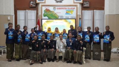 Bupati Cilacap, Syamsul Auliya Rachman berfoto bersama 13 penerima SK koordinator wilayah bidang pendidikan. Foto: dokumentasi