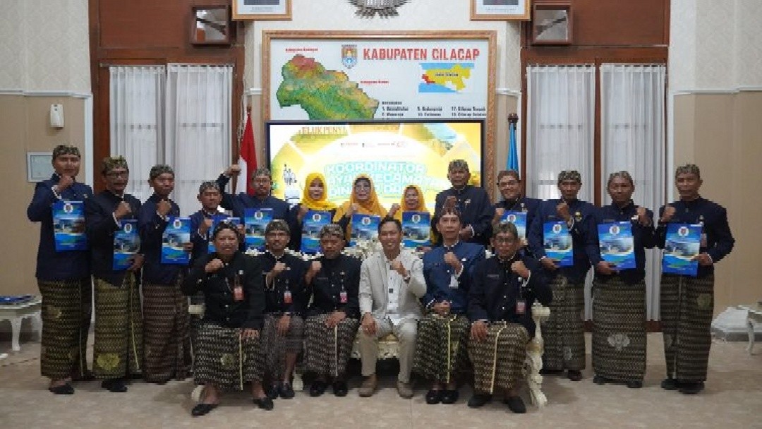 Bupati Cilacap, Syamsul Auliya Rachman berfoto bersama 13 penerima SK koordinator wilayah bidang pendidikan. Foto: dokumentasi