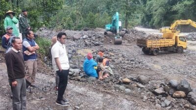 Anggota DPR RI Komisi VII, Andhika Satya W. Pangarso saat meninjau salah satu titik lokasi longsor di wilayah Kabupaten Jepara. Foto: dokumentasi