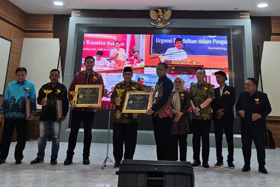 Dr. Drs Budiyanto, SH MHum saat menerima penghargaan di Wisma Perdamaian Kota Semarang, Jumat (23/1/2026). Foto: istimewa