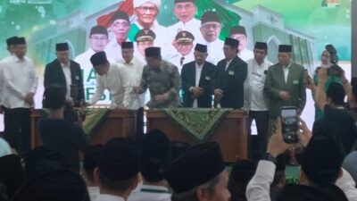 Ketua Umum PBNU KH Yahya Cholil Staquf saat menandatangani prasasti peresmian gedung PCNU Kota Semarang yang terletak di Jalan Puspogiwang I / 47 Semarang Barat, Kota Semarang, Jawa Tenga, Sabtu (24/1/2026). Foto: Rifqi/Lingkar.co