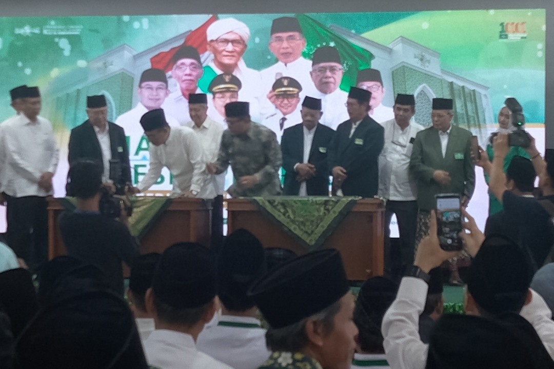 Ketua Umum PBNU KH Yahya Cholil Staquf saat menandatangani prasasti peresmian gedung PCNU Kota Semarang yang terletak di Jalan Puspogiwang I / 47 Semarang Barat, Kota Semarang, Jawa Tenga, Sabtu (24/1/2026). Foto: Rifqi/Lingkar.co