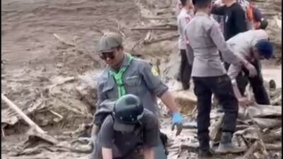 Tim relawan gabungan saat melakukan pencarian korban tanah longsor di Kampung Pasir Kuning, RW 10 dan 11, Desa Pasirlangu, Kecamatan Cisarua, pada Sabtu (24/1/2026). Foto: istimewa