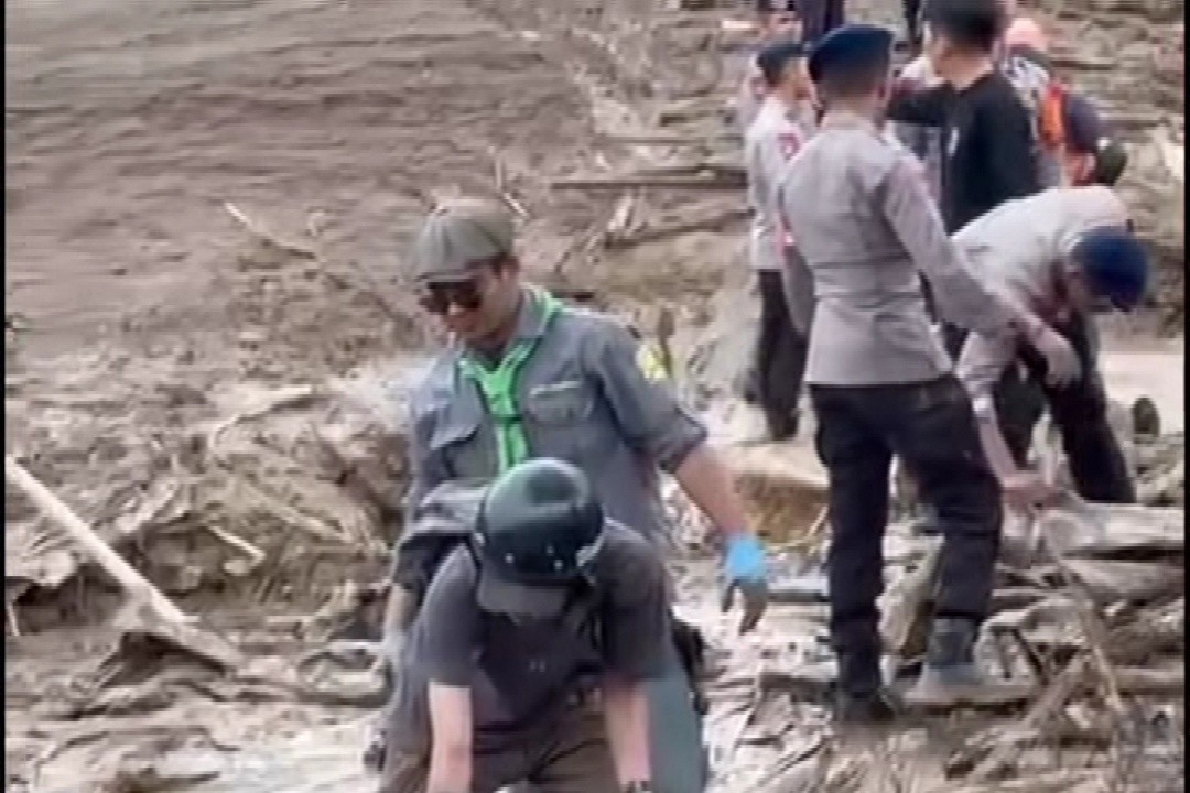 Tim relawan gabungan saat melakukan pencarian korban tanah longsor di Kampung Pasir Kuning, RW 10 dan 11, Desa Pasirlangu, Kecamatan Cisarua, pada Sabtu (24/1/2026). Foto: istimewa