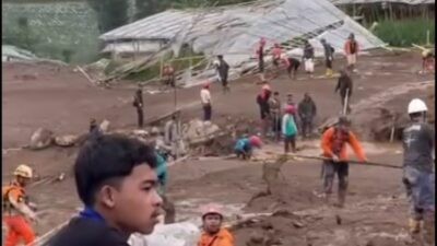Tim relawan gabungan saat melakukan pencarian korban tanah longsor di Kampung Pasir Kuning, RW 10 dan 11, Desa Pasirlangu, Kecamatan Cisarua, pada Sabtu (24/1/2026). Foto: istimewa