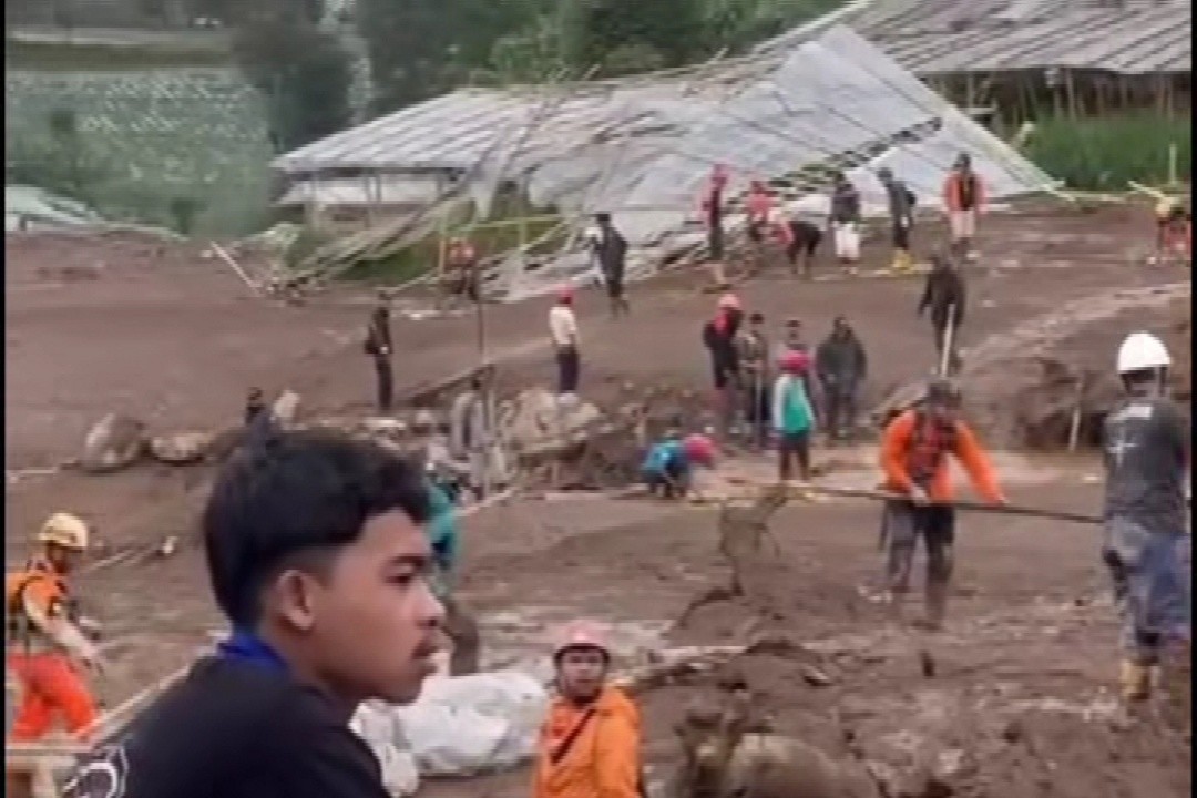 Tim relawan gabungan saat melakukan pencarian korban tanah longsor di Kampung Pasir Kuning, RW 10 dan 11, Desa Pasirlangu, Kecamatan Cisarua, pada Sabtu (24/1/2026). Foto: istimewa