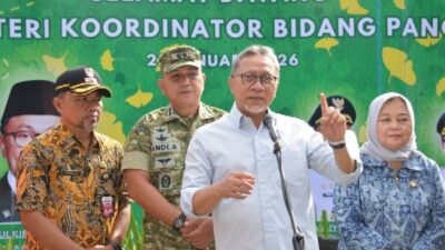 Menteri Koordinator Bidang Pangan, Zulkifli Hasan saat meninjau lokasi Tempat Pemrosesan Sampah Terpadu (TPST) Refuse Derived Fuel (RDF) di Desa Tritih Lor, Kecamatan Jeruklegi, Kabupaten Cilacap, Jawa Tengah. Foto: dokumentasi