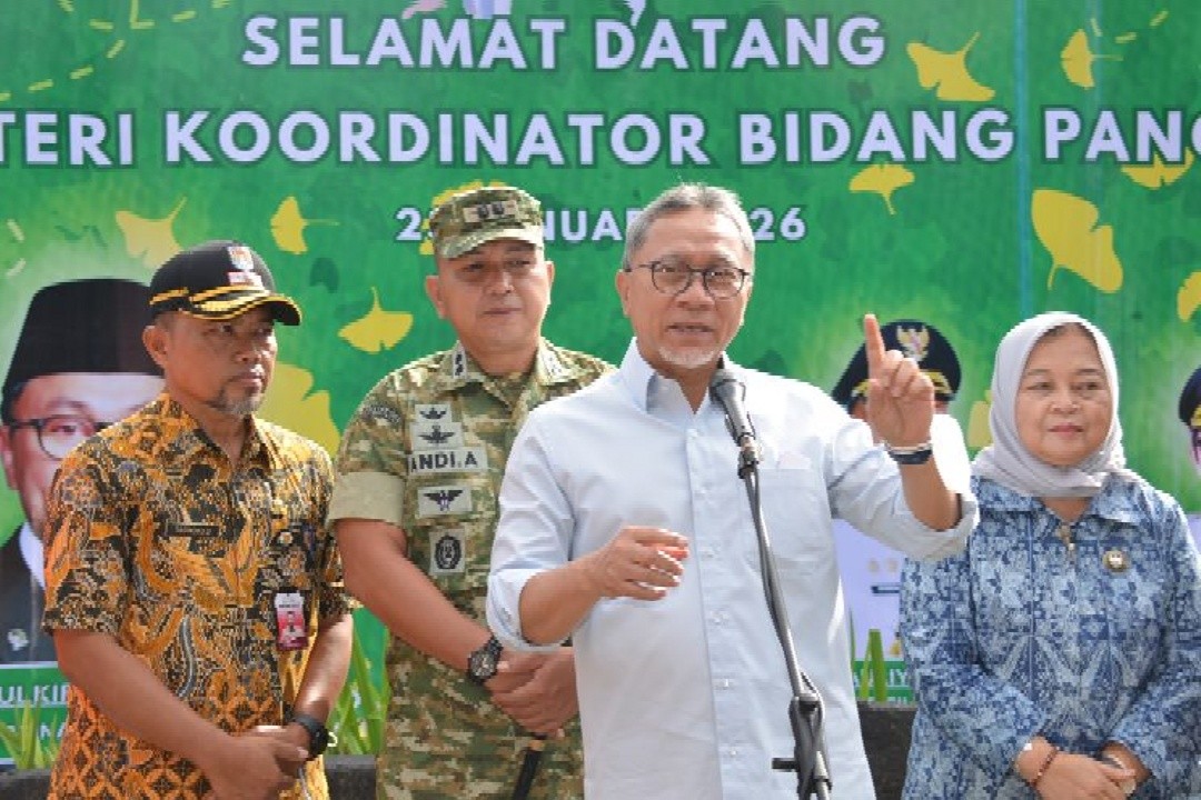 Menteri Koordinator Bidang Pangan, Zulkifli Hasan saat meninjau lokasi Tempat Pemrosesan Sampah Terpadu (TPST) Refuse Derived Fuel (RDF) di Desa Tritih Lor, Kecamatan Jeruklegi, Kabupaten Cilacap, Jawa Tengah. Foto: dokumentasi