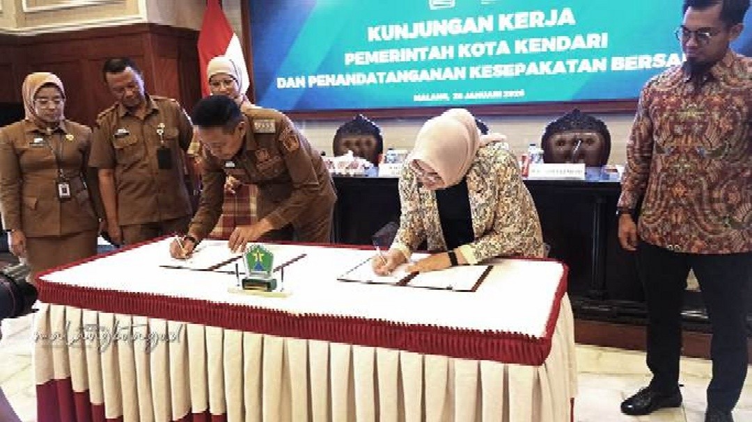 Wali Kota Malang Wahyu Hidayat dan Wali Kota Kendri Siska Karina Imran saat meneken kerja sama di ruang ruang sidang Balaikota Malang. Foto: dokumentasi