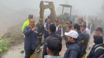 Bupati Batang M. Faiz Kurniawan saat meninjau lokasi, di Dukuh Rejosari, Desa Pranten, Kecamatan Bawang, Kabupaten Batang, Rabu (28/1/2026). Foto: dokumentasi