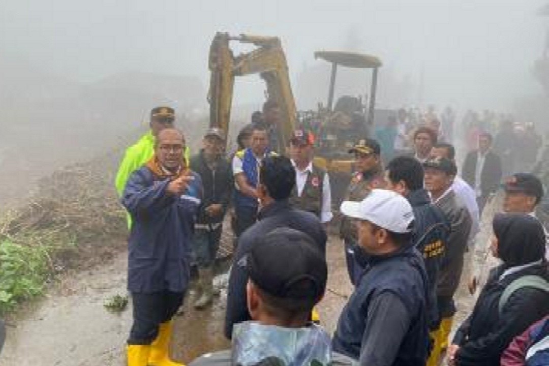 Bupati Batang M. Faiz Kurniawan saat meninjau lokasi, di Dukuh Rejosari, Desa Pranten, Kecamatan Bawang, Kabupaten Batang, Rabu (28/1/2026). Foto: dokumentasi