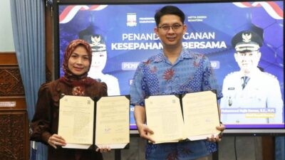 Ratu Rachmatuzakiyah menunjukkan kesepakatan bersama antara Pemerintah Kabupaten (Pemkab) Serang dengan PT. Metta Energi Sejahtera di Pendopo Bupati. Foto: dokumentasi