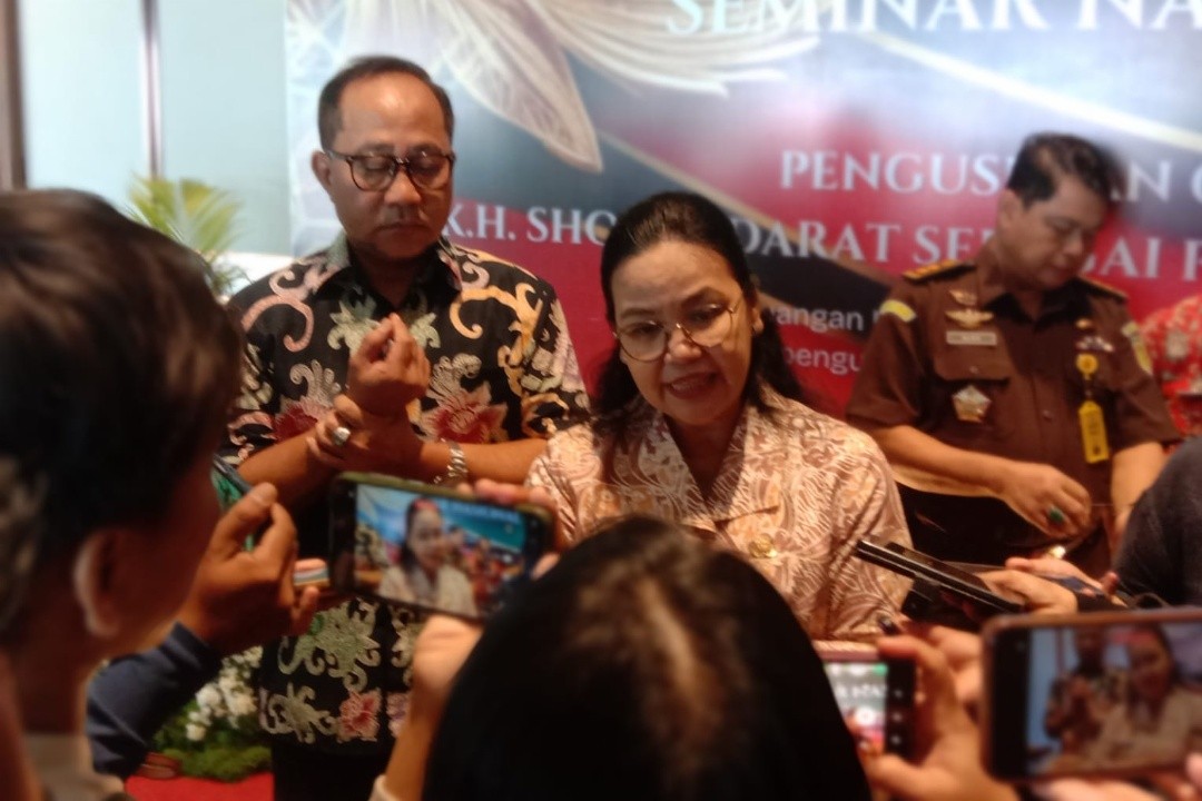 Wali Kota Semarang, Agustina Wilujeng Pramestuti saat diwawancarai wartawan seusai sambutan Seminar Nasional bertema 'Jejak Perjuangan KH Sholeh Darat dalam rangka Penguatan Pengusulan Gelar Pahlawan Nasional' yang digelar di The Suri Ballroom Hotel Somerset, Semarang Tengah, Kota Semarang, Jawa Tengah, Kamis (29/1/2026). Foto: istimewa