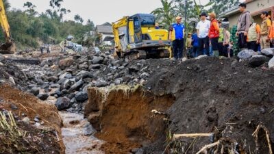 Gubernur Jateng Ahmad Luthfi saat meninjau lokasi terdampak banjir dan tanah longsor di Desa Penakir, Kecamatan Pulosari, Kabupaten Pemalang, Jawa Tengah. Foto: dokumentasi