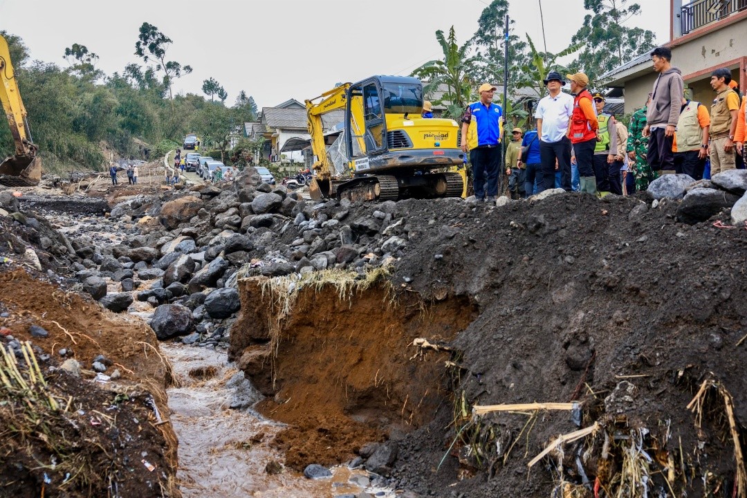 Gubernur Jateng Ahmad Luthfi saat meninjau lokasi terdampak banjir dan tanah longsor di Desa Penakir, Kecamatan Pulosari, Kabupaten Pemalang, Jawa Tengah. Foto: dokumentasi