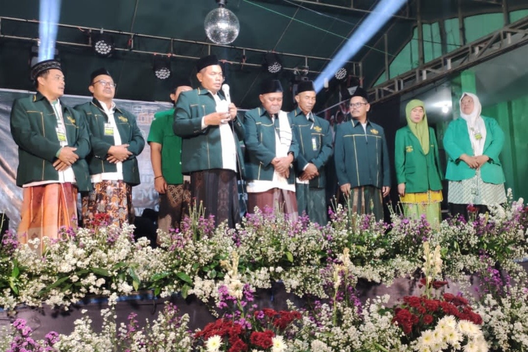 Ketua Majlis Wakil Cabang Nahdlatul Ulama (MWCNU) Kecamatan Ungaran Timur, Sokhis saat sambutan peringatan 100 tahun NU, Jumat (30/1/2026) malam. Foto: dokumentasi