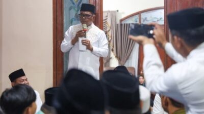 Gubernur Banten Andra Soni saat menghadiri acara Haul Haji Hasan Murtaba Dinata bin Sahari, Hajah Halimah, dan Hajah Susilawati binti Norin Suhadi di Lingkungan Poris, Kota Tangerang, Kamis (1/1/2026). Foto: dokumentasi