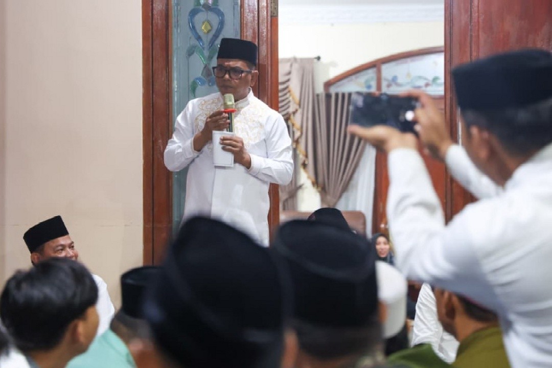 Gubernur Banten Andra Soni saat menghadiri acara Haul Haji Hasan Murtaba Dinata bin Sahari, Hajah Halimah, dan Hajah Susilawati binti Norin Suhadi di Lingkungan Poris, Kota Tangerang, Kamis (1/1/2026). Foto: dokumentasi