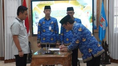 Proses pelantikan Imam Jauhari sebagai Kepala Bappeda Kabupaten Cilacap pada Jum'at (2/1/2026) di Ruang Prasanda Rumah Dinas Bupati Cilacap, Jawa Tengah. Foto: dokumentasi