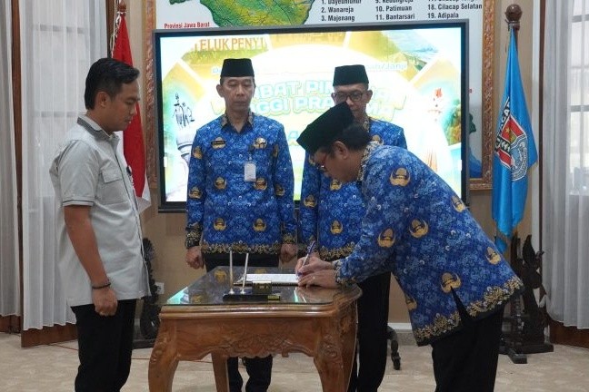 Proses pelantikan Imam Jauhari sebagai Kepala Bappeda Kabupaten Cilacap pada Jum'at (2/1/2026) di Ruang Prasanda Rumah Dinas Bupati Cilacap, Jawa Tengah. Foto: dokumentasi
