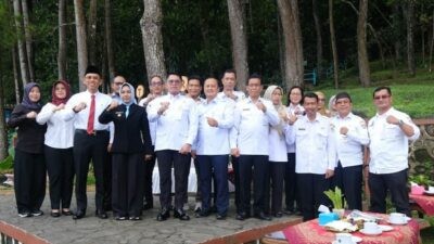 Wali Kota Mojokerto beserta pejabat eselon II berfoto bersama seusai pelantikan di gunung Tidar Kota Magelang. Foto: dokumentasi/istimewa