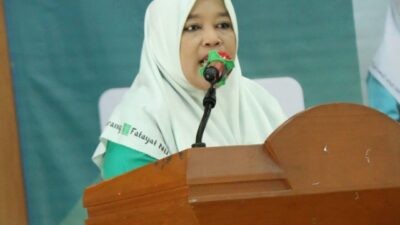 Ketua PC Fatayat NU Kota Semarang, Hj. Istighfaroh saat sambutan kegiatan Pertemuan Rutin Triwulan PC Fatayat NU Kota Semarang di aula kantor Kecamatan Tembalang, Semarang, Jawa Tengah, Ahad (4/1/2026). Foto: Rifqi/Lingkar.co